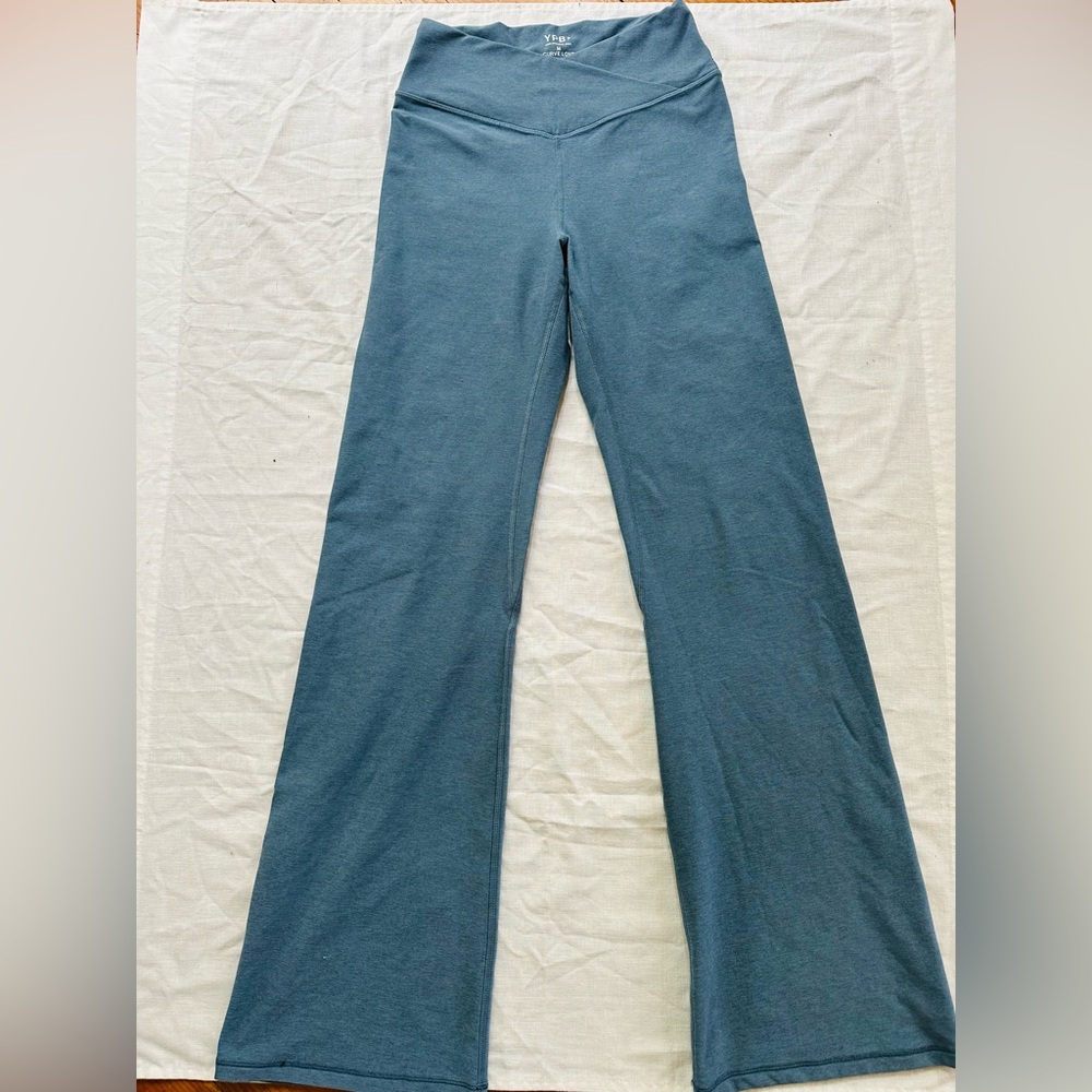 Abercrombie & Fitch YPB CurveLove everydaySOFT Flare Crossover Leggings